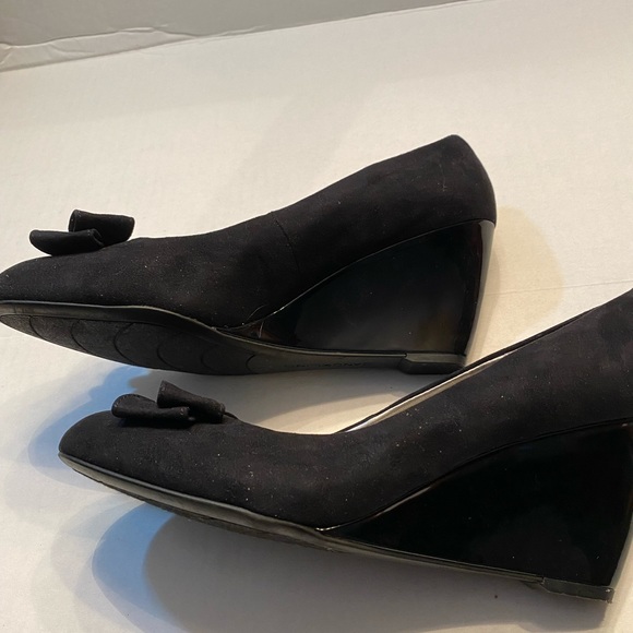 Bandolino Black Suede Wedge Hill Pump with Bow - Picture 3 of 8